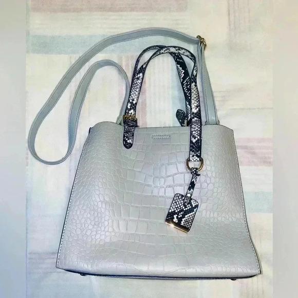Beautiful gray color bag for everyday  using. No name - Picture 1 of 8